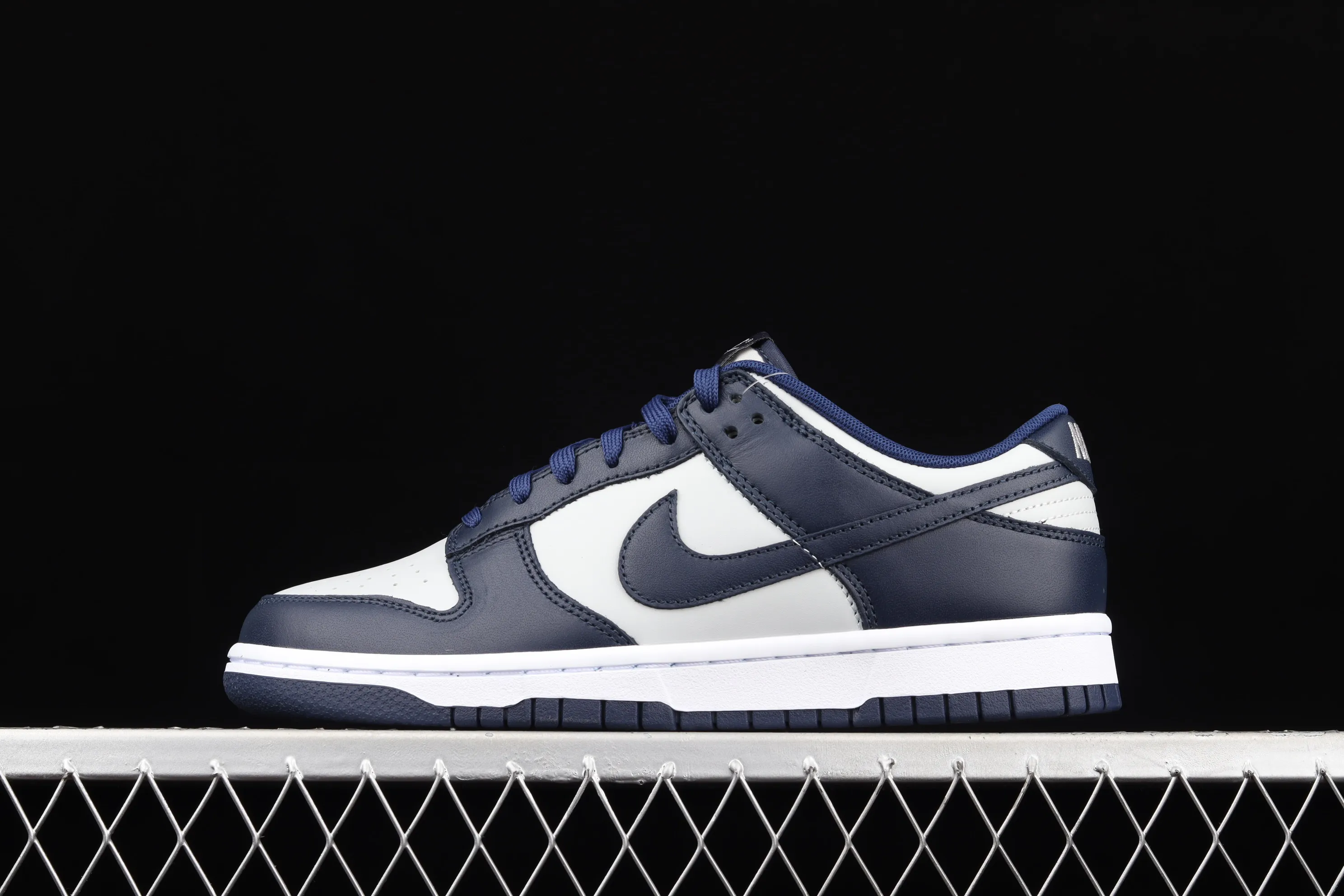 All Categories Nk SB Dunk Series Nk SB Dunk Low Low-top sneakers Nk SB Dunk Low "Georgetown Hoyas" white, gray and blue color SB smashed backboard fashion casual sneakers CW1590-004